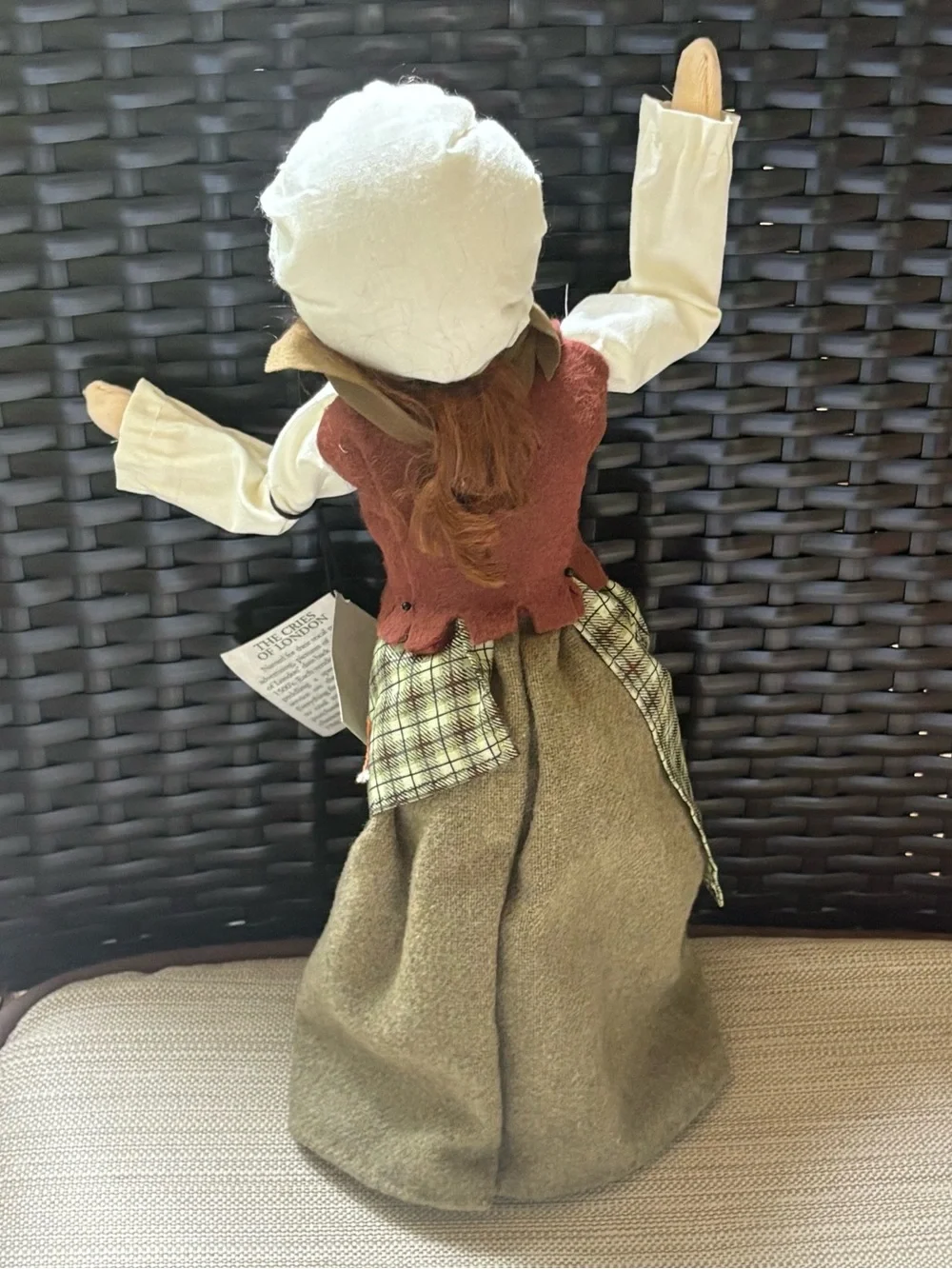 2001 Byers Choice Caroler The Cries of London Woman Fish Monger Figure With Tag